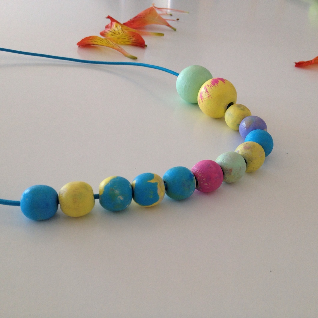 DIY necklace by Learn and Play en Anglais